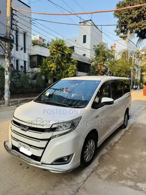 Toyota Noah hybrid 2017