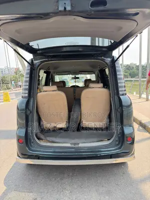 Toyota Sienta 2004