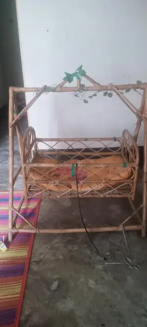 একটি বেতের দোলনা বিক্রয় করা হবে