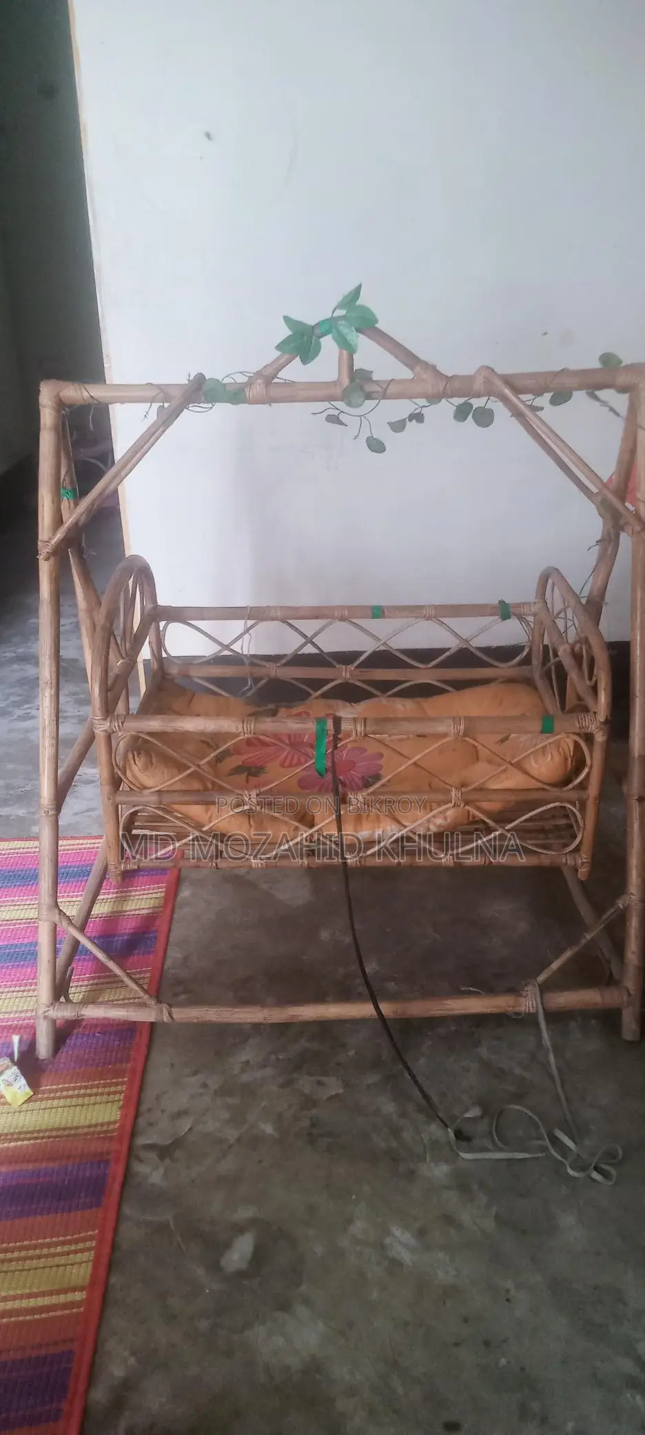 একটি বেতের দোলনা বিক্রয় করা হবে