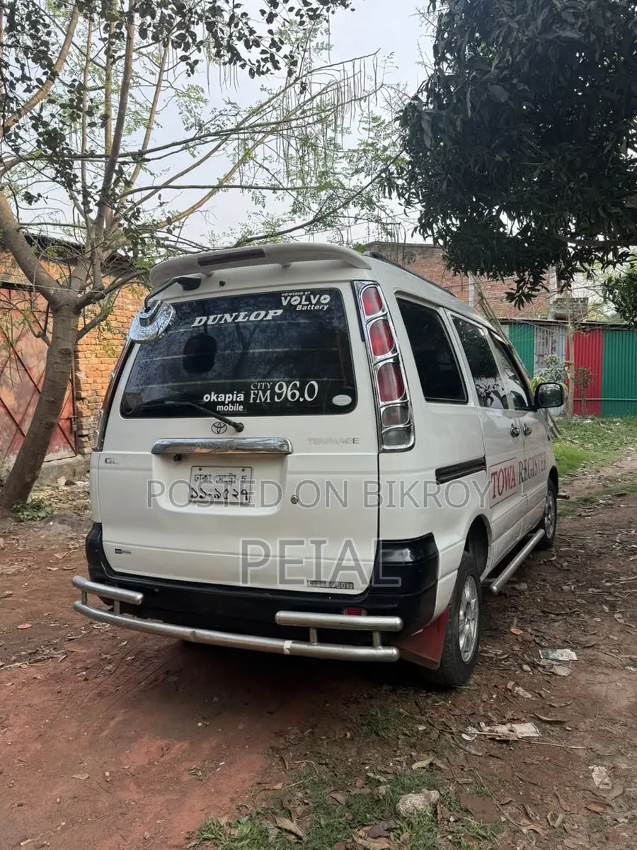 Toyota Noah 2005