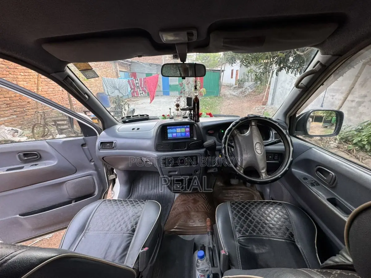 Toyota Noah 2005