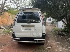 Toyota Noah 2005