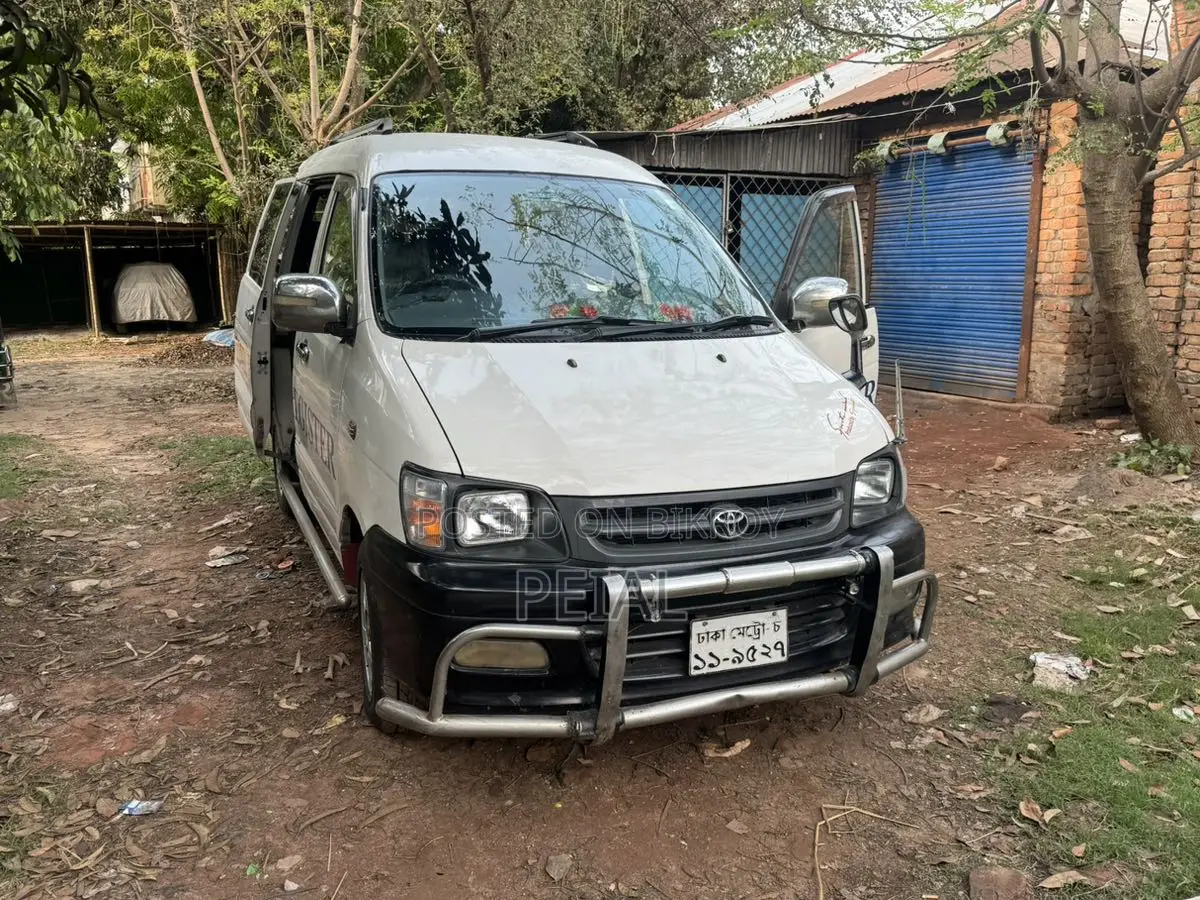 Toyota Noah 2005