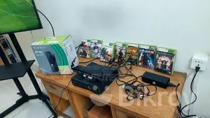 Xbox360 Slim 250GB গেমিং কনসোল সাথে ৭টি গেম ডিস্ক