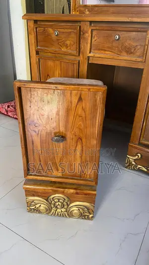 সুন্দর ও মজবুত কাঠের ড্রেসিং টেবিল বিক্রয় হবে