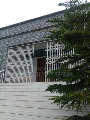 This luxurious bungalow can be your dream address.