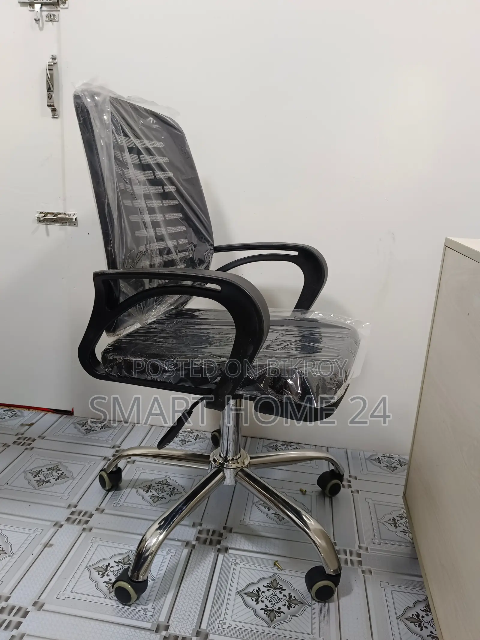 Modern Breathable Office Chair – Smart Design for Comfort and Durability