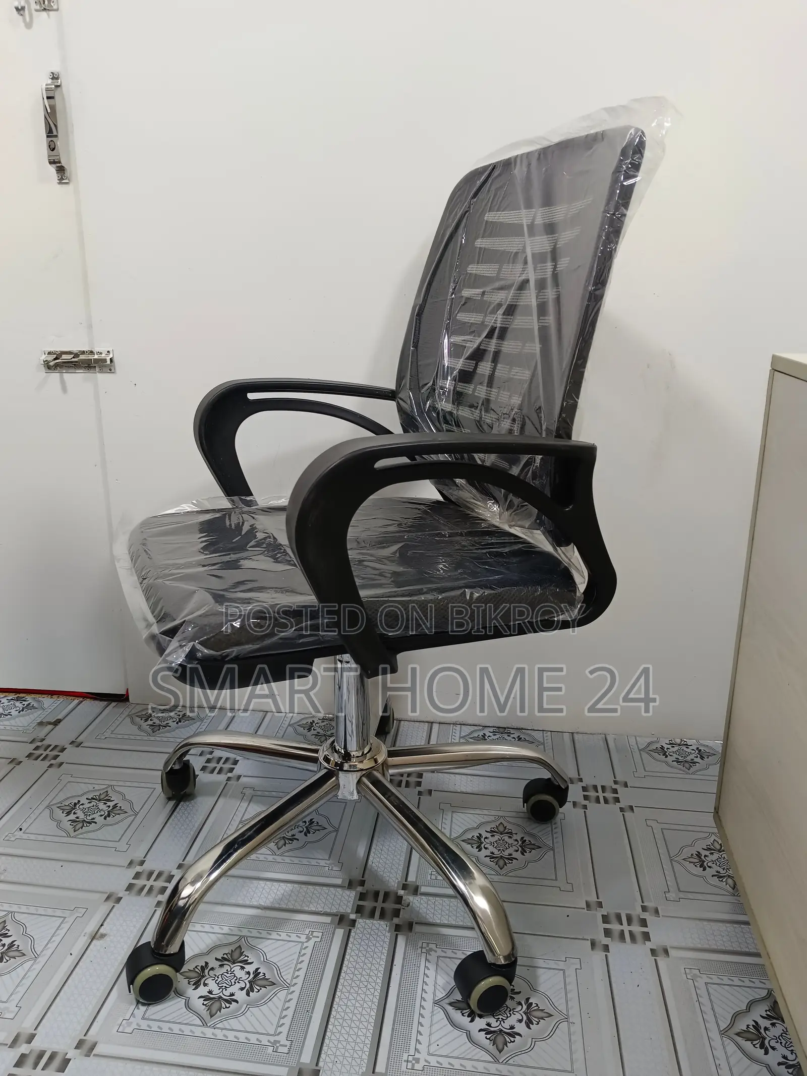 Modern Breathable Office Chair – Smart Design for Comfort and Durability