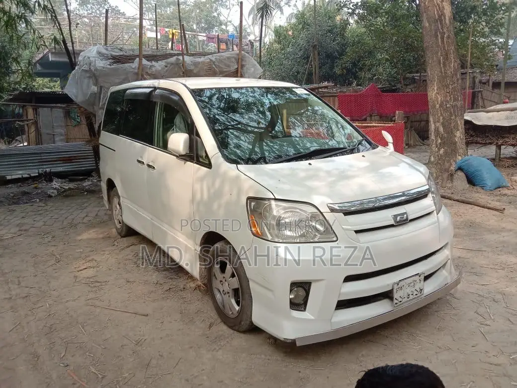 Toyota Noah 2004