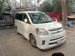 Toyota Noah 2004