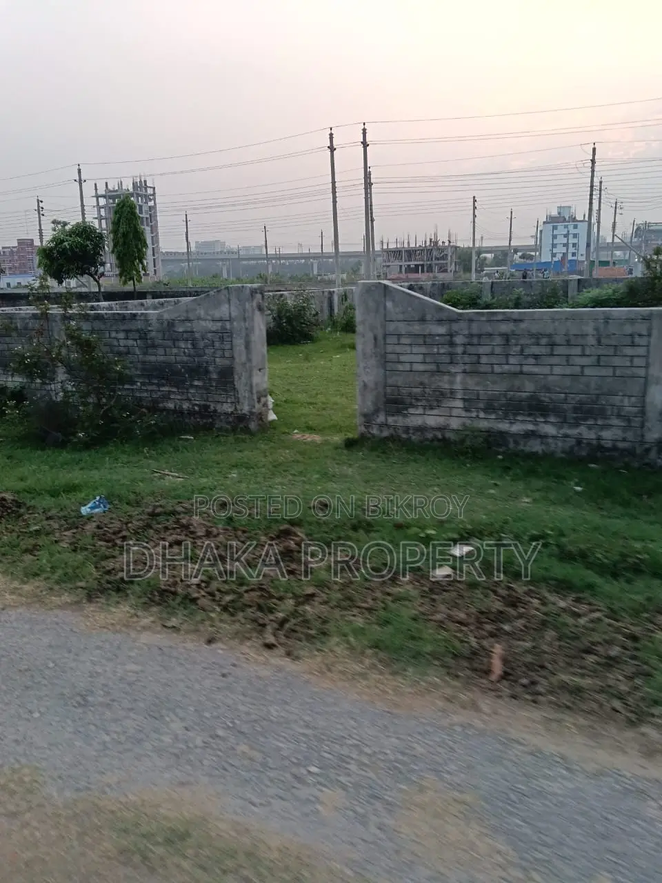 সেক্টর-১৭/ডি-তে কর্নার ৩ কাঠা দক্ষিণ/পূর্বমুখী