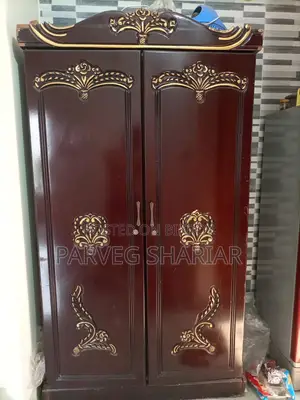 আলমারিটি বিক্রি হবে!