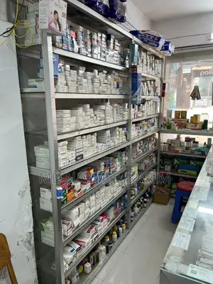 ফার্মেসীর থাই-গ্লাসের রেক ও ফ্রিজ