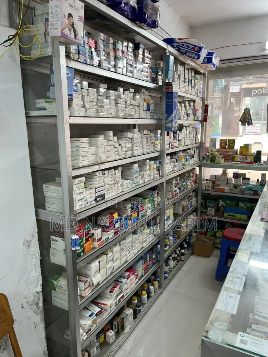 ফার্মেসীর থাই-গ্লাসের রেক ও ফ্রিজ