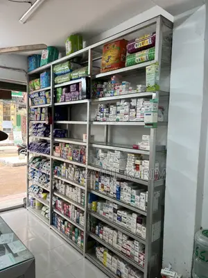ফার্মেসীর থাই-গ্লাসের রেক ও ফ্রিজ