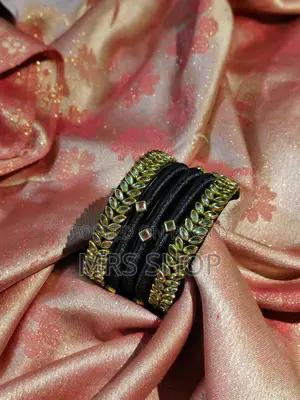 গর্জিয়াস সিল্ক থ্রেড চুড়ি সেট Bangles Set