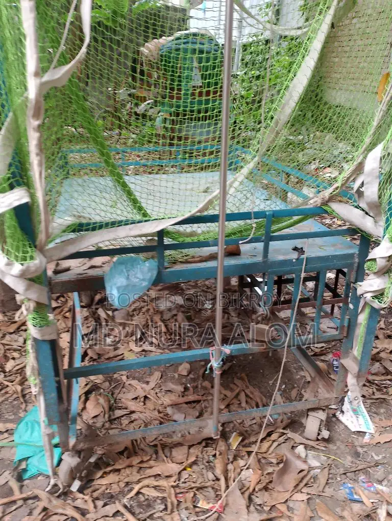 ফুটপাতে বিক্রি গাড়ী