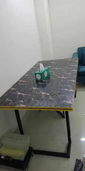 ডাইনিং টেবিল