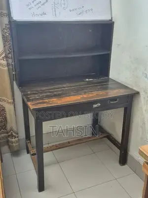 কাঠের টেবিল।