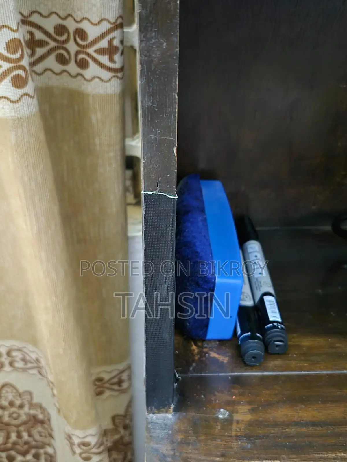 কাঠের টেবিল।