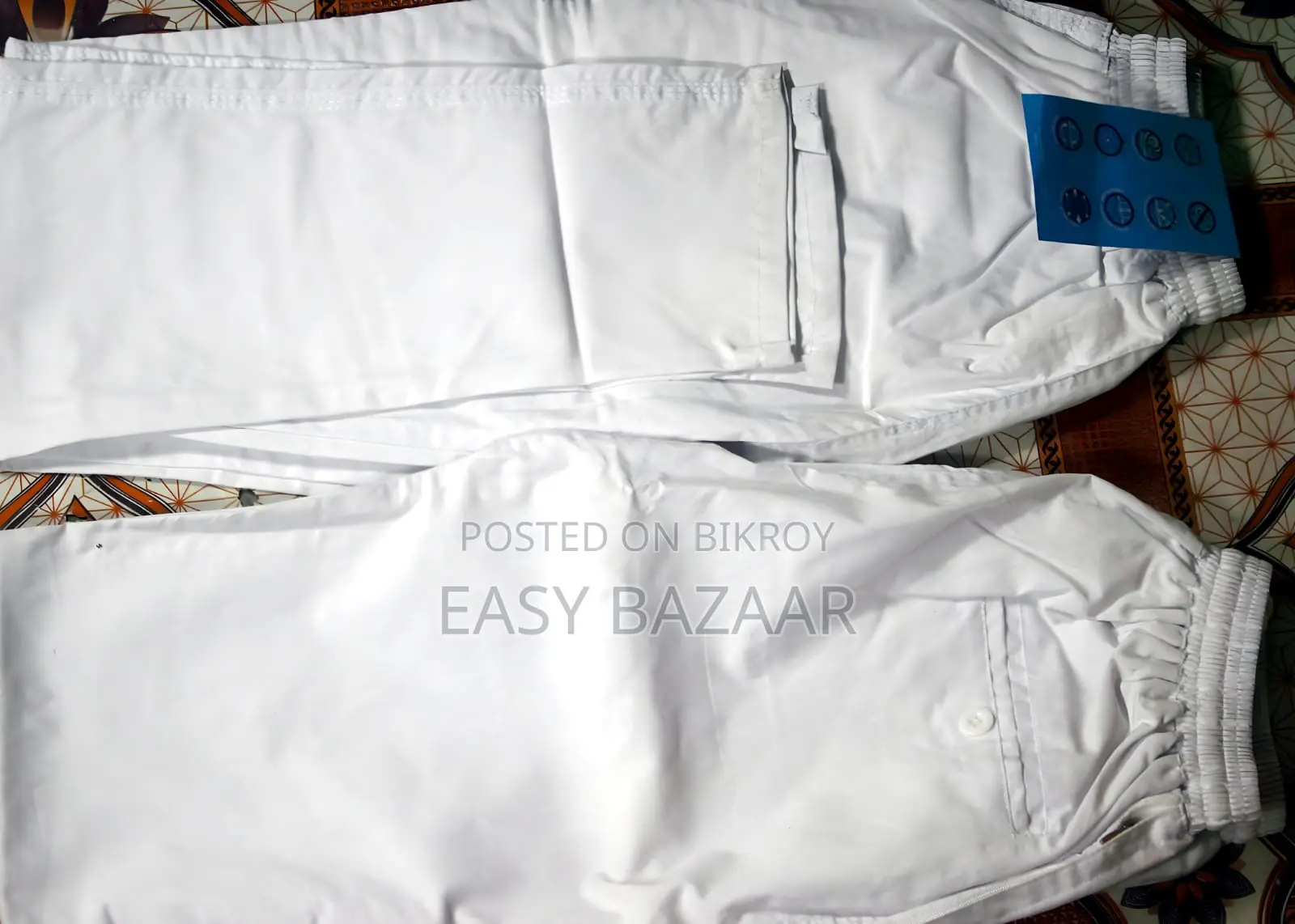 সাদা ইস্টিস ও সুতি চেক ট্রাউজার