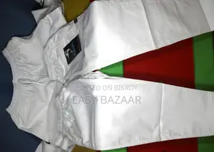 সাদা ইস্টিস ও সুতি চেক ট্রাউজার