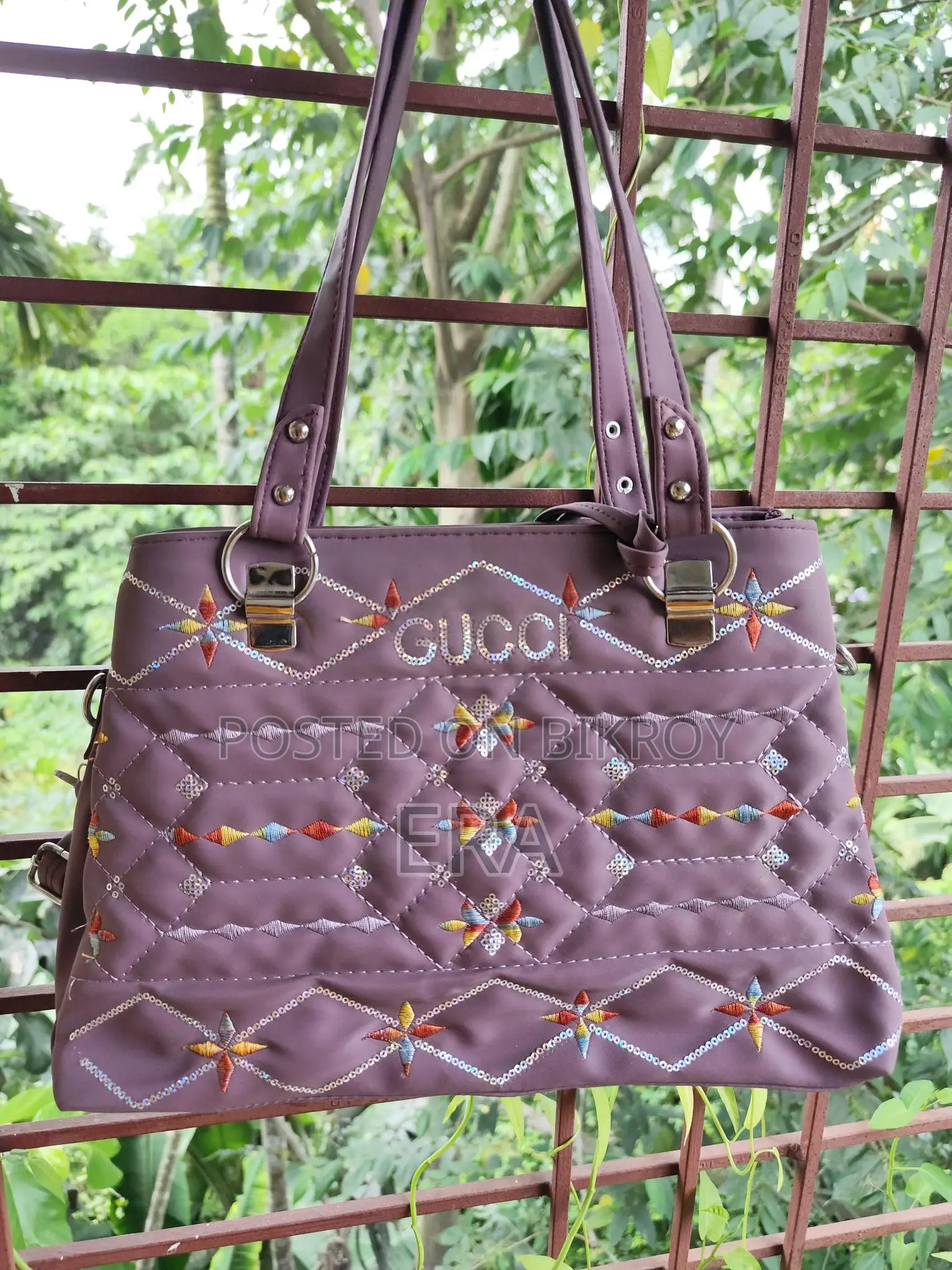 দুটি হ্যান্ডব্যাগ বিক্রয় হবে