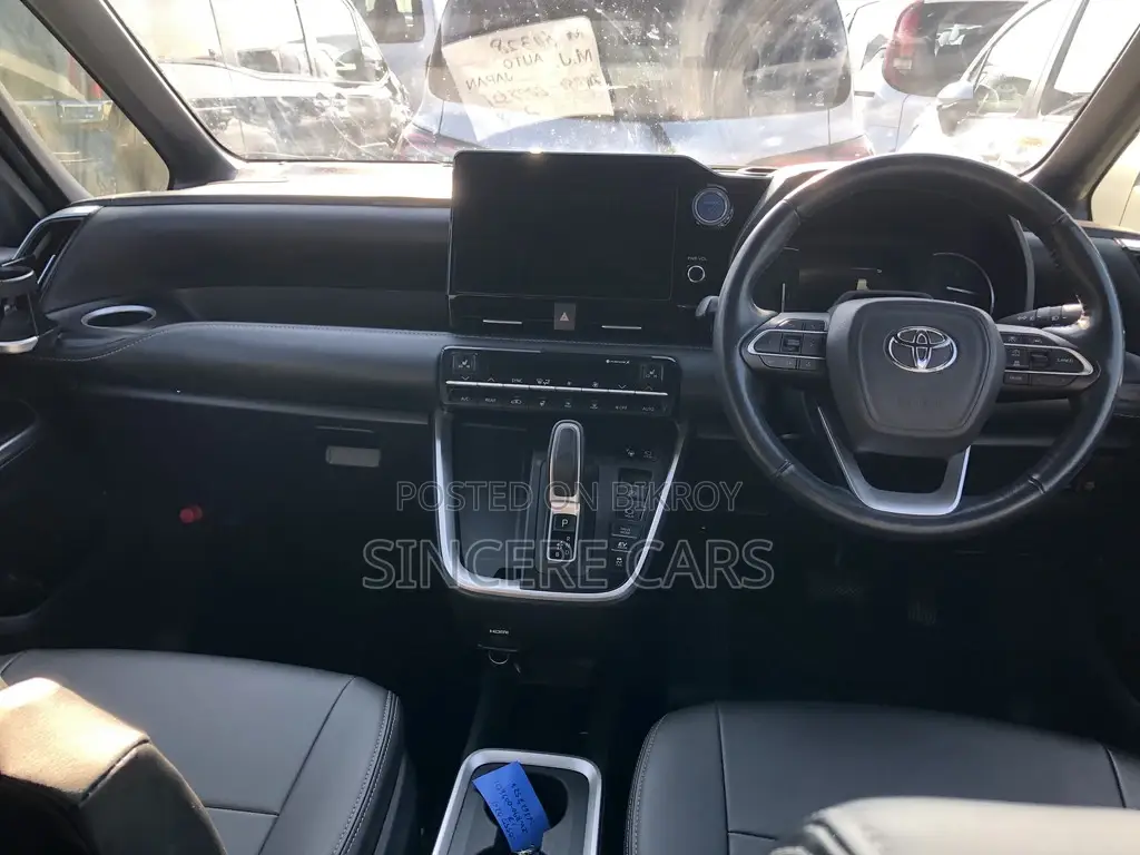 Toyota Noah SZ HYB MODELISTA KIT 2023