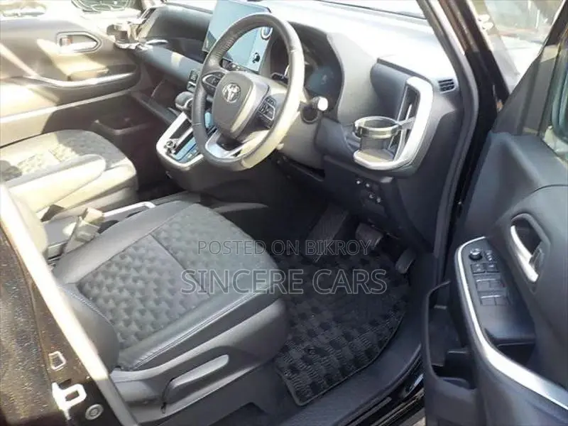Toyota Noah SZ HYB MODELISTA KIT 2023