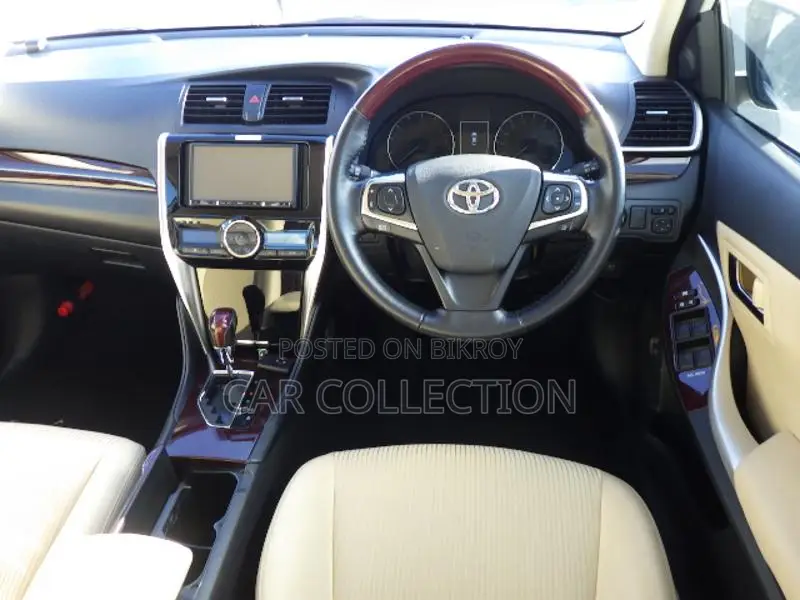 Toyota Premio 2021