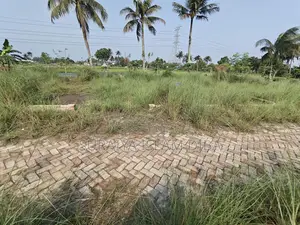 Land for sale to build a house in a residential area.