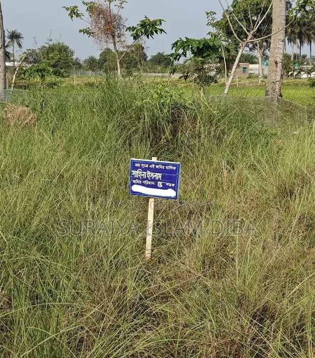 Land for sale to build a house in a residential area.