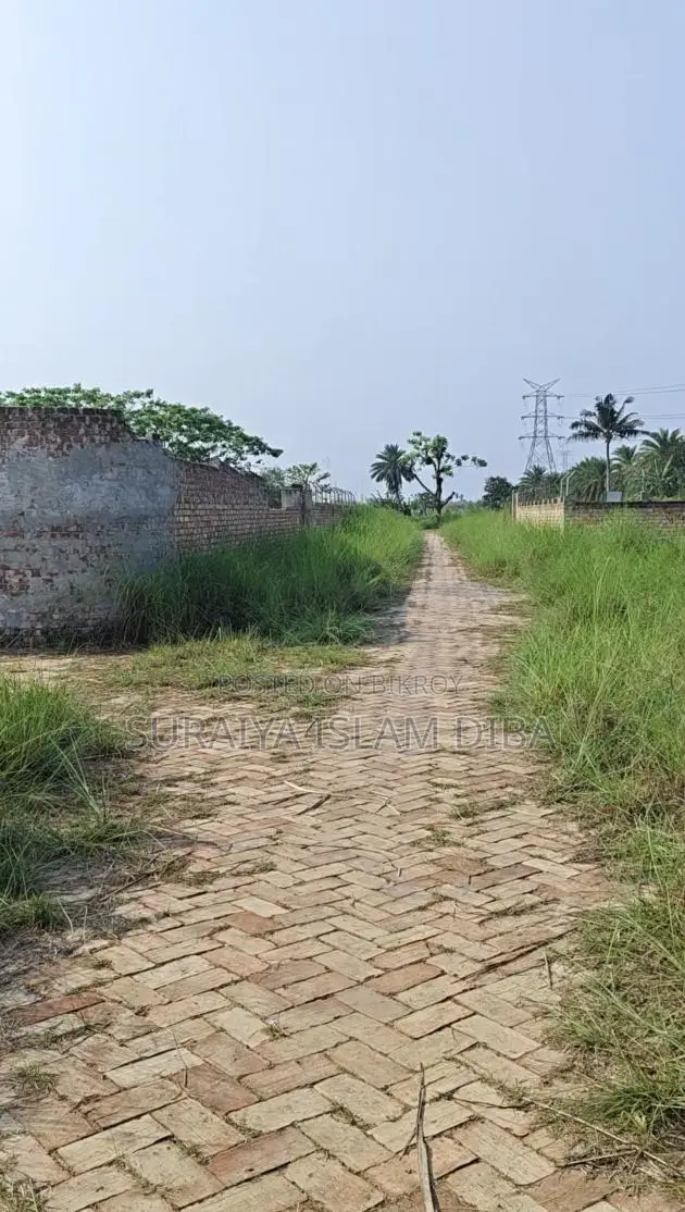 Land for sale to build a house in a residential area.