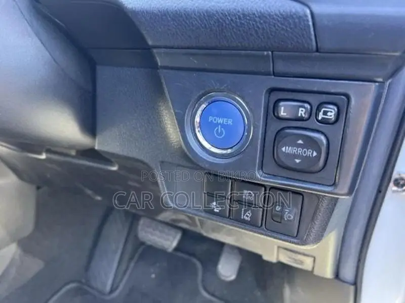 Toyota Fielder Ex Hybrid White 2021
