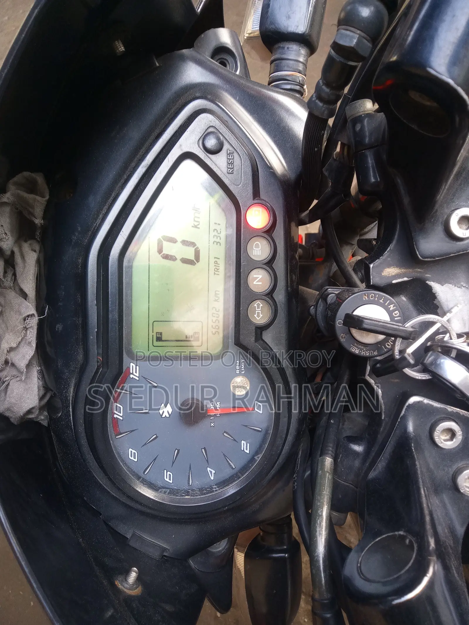 Bajaj Pulsar 150 . 2016