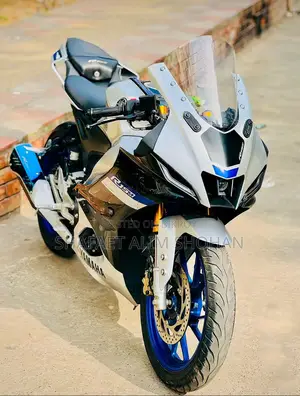 Yamaha R15 M . 2025