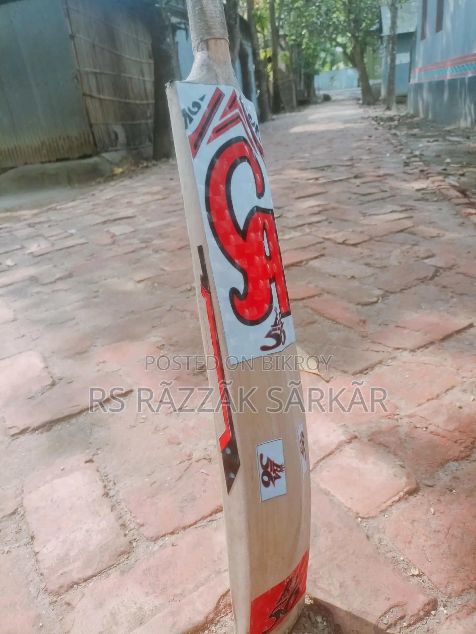 ডিউজ Cricket Bat