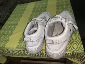 সাদা জুতো