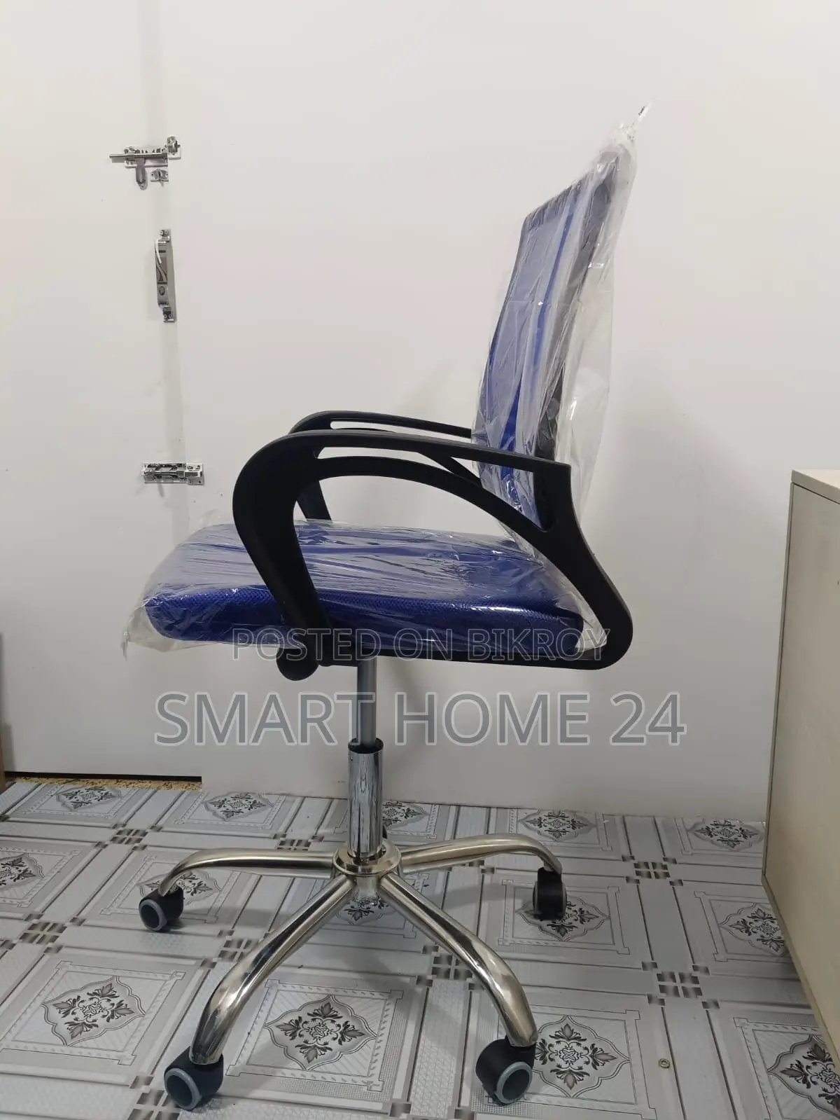Ergonomic Mesh Office Chair – Modern Design, Comfortable Seating, and Durable Steel Base