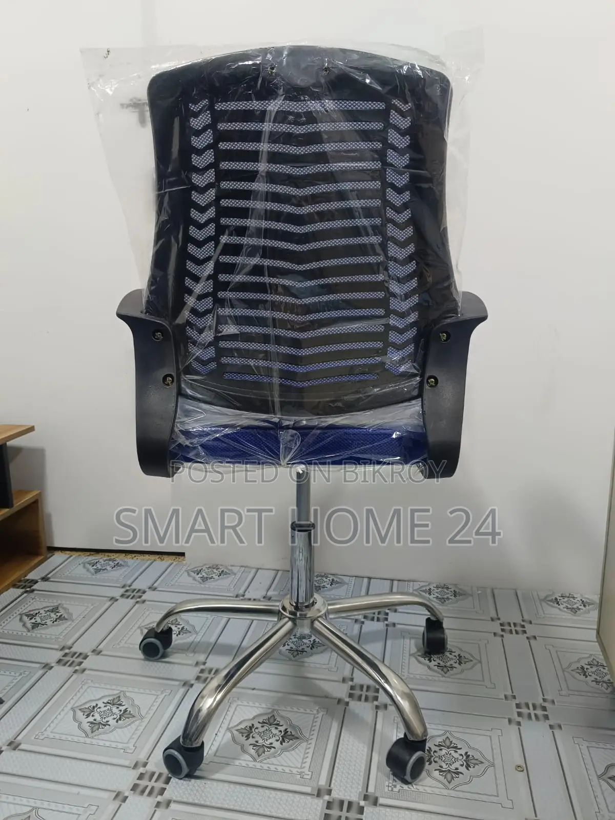 Ergonomic Mesh Office Chair – Modern Design, Comfortable Seating, and Durable Steel Base