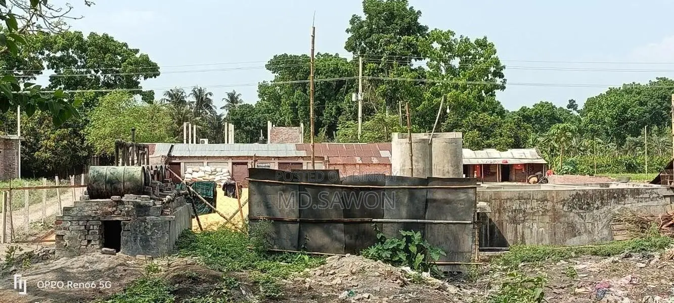 রেডিমেট চাতাল চলমান অবস্থায় আছে,পুড়াপাড়া বাজার সংলগ্ন,যশোর রোডের সাথে