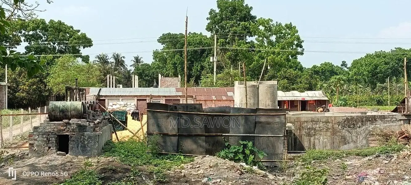 রেডিমেট চাতাল চলমান অবস্থায় আছে,পুড়াপাড়া বাজার সংলগ্ন,যশোর রোডের সাথে