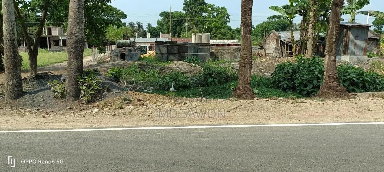 রেডিমেট চাতাল চলমান অবস্থায় আছে,পুড়াপাড়া বাজার সংলগ্ন,যশোর রোডের সাথে
