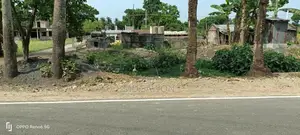 রেডিমেট চাতাল চলমান অবস্থায় আছে,পুড়াপাড়া বাজার সংলগ্ন,যশোর রোডের সাথে