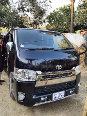 Toyota Hiace ভাড়ায় চালিত