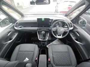 Toyota Noah SZ NON HYBRID 2023