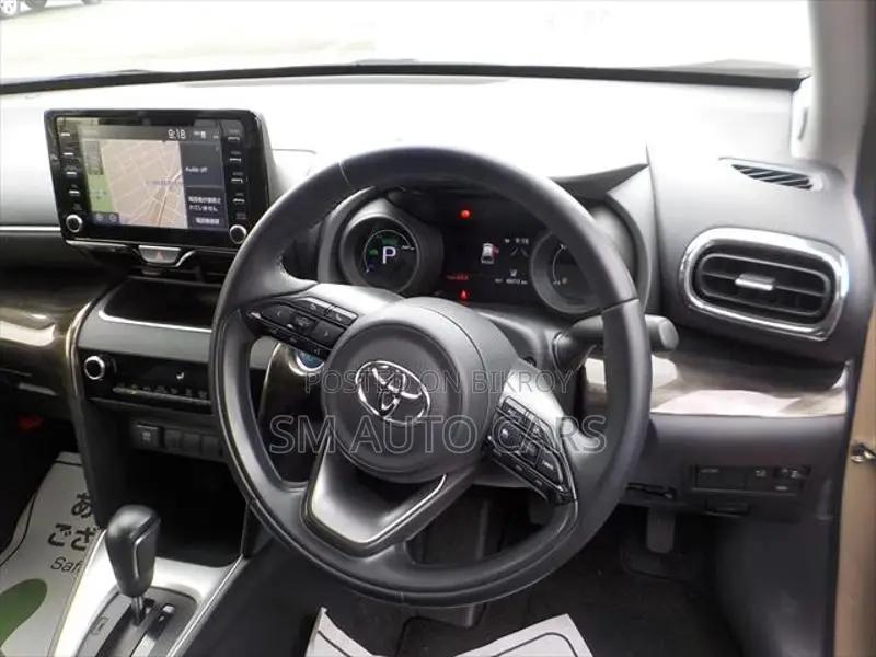 Toyota Yaris Cross G Beige & Black 2021