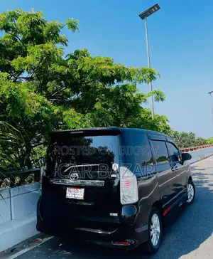 Toyota Noah Si Grade Black 2011