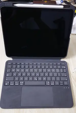 iPad Air 11 Inch + Pencil Pro ESR Keyboard & Casing Cover